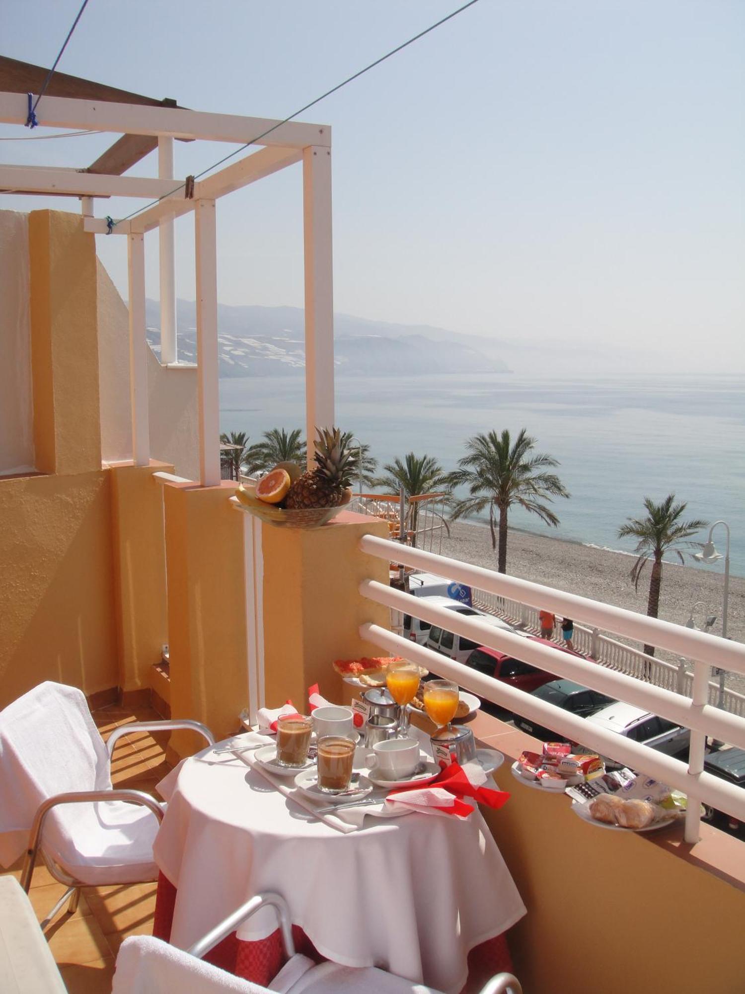 Hostal Costa Sol Castell de Ferro Bagian luar foto